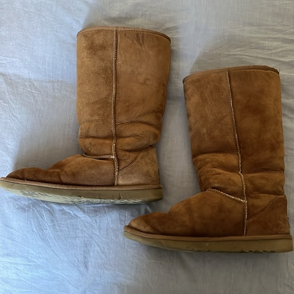 Well Loved Uggs - Picture 3 of 5